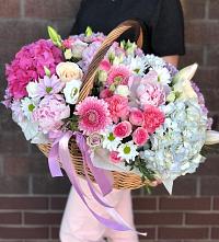 Цветочная композиция из Розы, Хризантемы, Пионы и Лизиантусы в корзине в Ершово