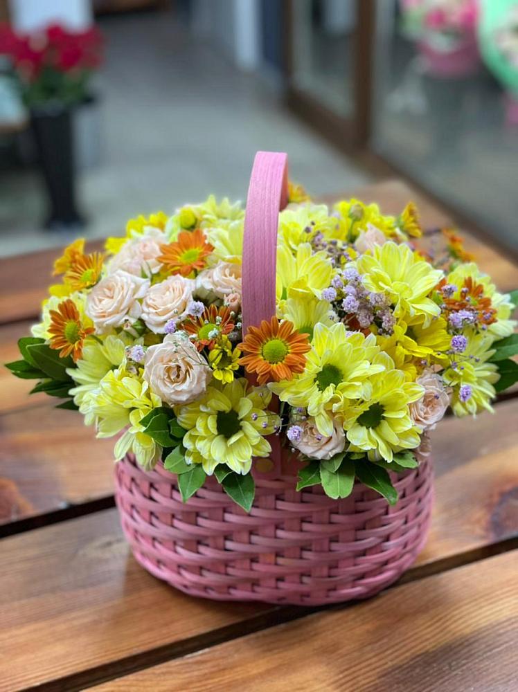 Цветочная композиция из Хризантемы и Розы в корзине в Ершово